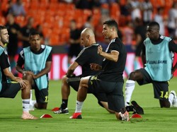 Cristiano Ronaldo tampak melakukan pemanasan dengan rekan-rekan setimnya. Juve sangat berharap dengan tuah Ronaldo di Liga Champions. (Sergio Perez/Reuters)