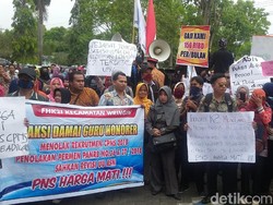 Tuntut Jadi PNS, Guru Honorer K2 Bondowoso Gelar Aksi Damai