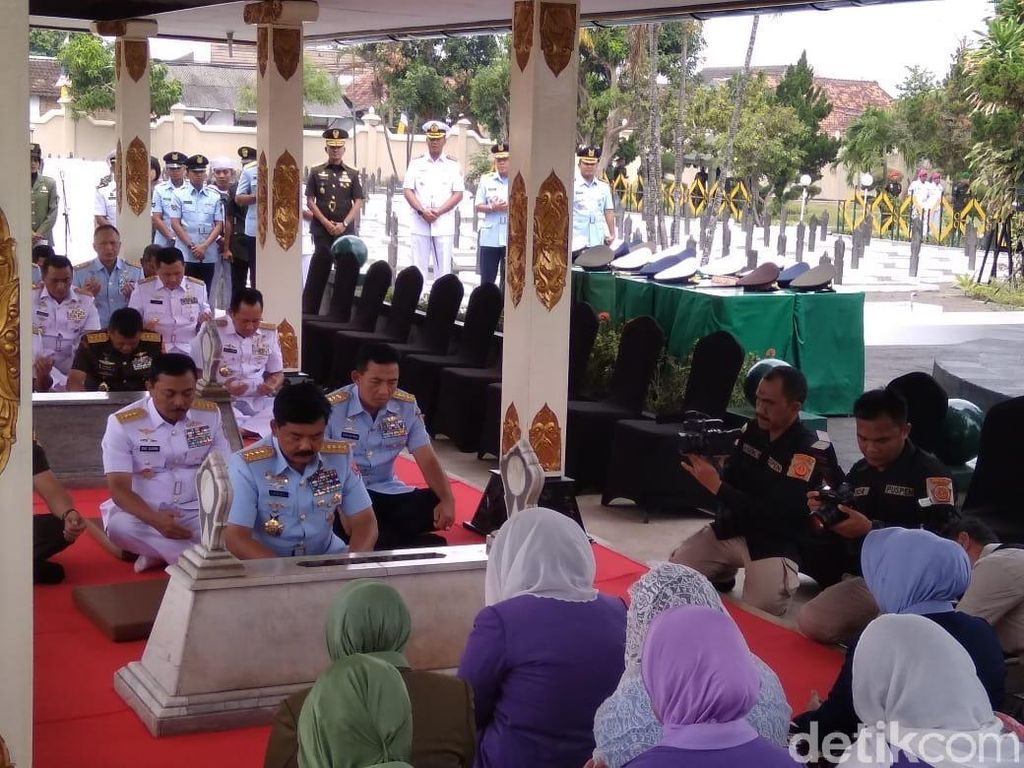 Panglima TNI Kunjungi Makam dan Museum Jenderal Sudirman di Yogya Panglima TNI Kunjungi Makam dan Museum Jenderal Sudirman di Yogya