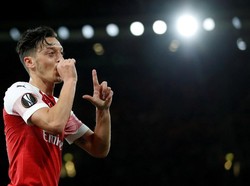 Oezil mencetak gol di dua partai beruntun setelah akhir pekan kemarin menjebol jala Newcastle United. (Peter Cziborra/Reuters)