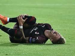 Samu Castillejo terkapar usai dilanggar pemain Dudelange. REUTERS/Eric Vidal.