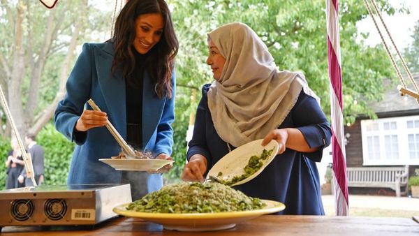 Meghan Markle Cantik Bermantel Biru saat Rilis Buku Memasak