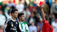 Ronaldo mendapat kartu merah terakhir di La Liga saat melawan Cordoba pada musim 2014/2015. Dia diusir setelah menendang Edimar. (Foto: Gonzalo Arroyo Moreno/Getty Images)