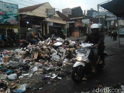 Protes Limbah Kulit, Warga Garut Blokade Jalan Pakai Sampah