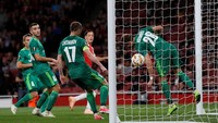 Mesut Oezil yang tampil sebagai pemain pengganti membuat Arsenal unggul 4-0. (David Klein/REUTERS)