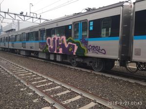 Pelaku Vandalisme MRT Diduga Sempat Bagi-bagi Stiker ke Warga Pelaku Vandalisme MRT Diduga Sempat Bagi-bagi Stiker ke Warga