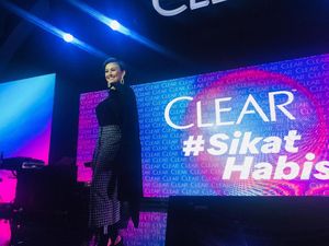 Muach... Agnez Mo Cium Mesra Pacar, Netizen: Nikah Woi Muach... Agnez Mo Cium Mesra Pacar, Netizen: Nikah Woi