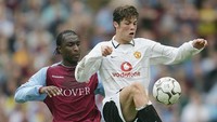 Cristiano Ronaldo pertama kali diganjar kartu merah saat masih berkostum Manchester United. Dia dikeluarkan dari lapangan setelah mendapat dua kartu kuning melawan Aston Villa di Premier Legaue 2003/2004. (Foto: Paul Gilham/Getty Images)