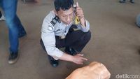 Foto: Beragam Ekspresi Saat Menghadapi Korban Pingsan Mendadak