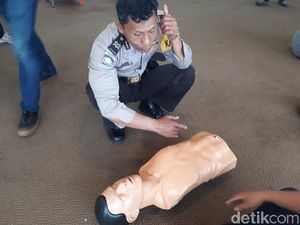 Foto: Beragam Ekspresi Saat Menghadapi Korban Pingsan Mendadak Foto: Beragam Ekspresi Saat Menghadapi Korban Pingsan Mendadak