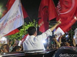 Tinggalkan KPU, Jokowi Keluar dari Mobil Sapa Pendukung