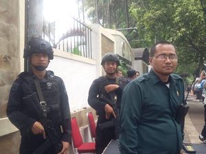 Jelang Pengundian Nomor Urut Capres, Polisi Bersenjata Siaga di KPU
