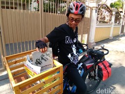 Ingin Anak-anak Doyan Baca Buku, Yunaz Bikin Perpustakaan Sepeda