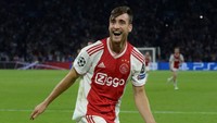 Nicolas Tagliafico juga salah satu kunci sukses Ajax lolos ke babak 16 besar. Foto: REUTERS/Toussaint Kluiters
