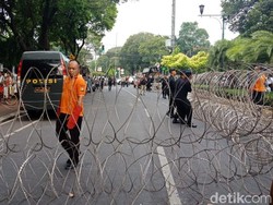 Pendukung 2 Kubu Capres di KPU Dipisahkan Kawat Berduri