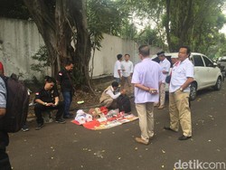 Pendukung Mulai Datangi Rumah Prabowo, Ada yang Jual Atribut