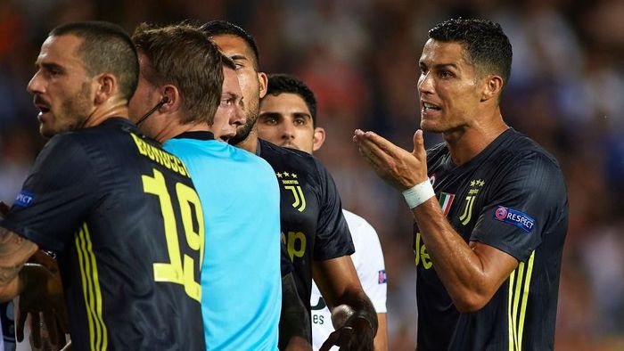 Cristiano Ronaldo dikartu merah. (Foto: Manuel Queimadelos Alonso/Getty Images) Cristiano Ronaldo dikartu merah. (Foto: Manuel Queimadelos Alonso/Getty Images)