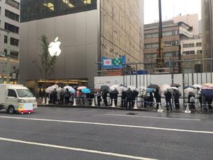 Huawei Kembali Ganggu Pengantre iPhone dengan Minuman Jus