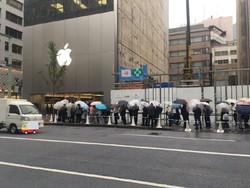 Huawei Kembali Ganggu Pengantre iPhone dengan Minuman Jus