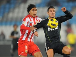 Laga melawan Almeria di musim 2009/2010 jadi kartu merah pertama Ronaldo dengan kostum Real Madrid. Ronaldo dapat kartu kuning pertama di menit ke-84 karena membuka baju saat merayakan gol. Kartu kuning kedua di menit ke-88 karena menendang Juanma Ortiz. (Foto: Denis Doyle/Getty Images)