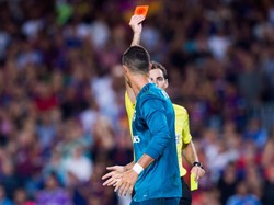 Ronaldo mendapat dua kartu kuning saat bertemu Barcelona di leg pertama Piala Super Spanyol 2017. Kartu kuning pertama pria 33 tahun itu didapat pada menit ke-81 dan berlanjut selang semenit kemudian. (Foto: Alex Caparros/Getty Images)