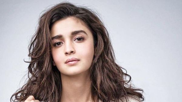 Kedekatan Artis dan Kembarannya, Pesona Bintang Muda India Alia Bhatt