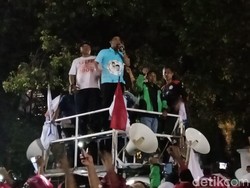 Pendukung Prabowo Nyanyi Lagu Potong Bebek Angsa Fadli Zon di KPU