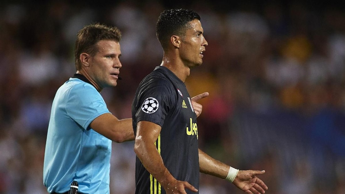 Cristiano Ronaldo mendapat hukuman larangan bertanding sebanyak satu laga di Liga Champions menyusul kartu merahnya di laga melawan Valencia (Foto: Manuel Queimadelos Alonso/Getty Images)
