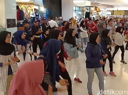 Habis Bertengkar, Pengunjung Mal di Kediri Ramai-ramai Goyang Dayung