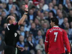 Kartu merah selanjutnya didapat pada laga Derby Manchester di Premier League 2005/2006. Ronaldo dapat kartu merah langsung di kandang Manchester City. (Foto: Alex Livesey/Getty Images)
