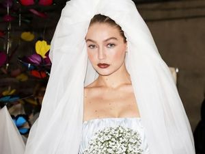 Gigi Hadid Jadi Pengantin di Milan, Kupu-kupu Bawa Terbang Veil-nya Gigi Hadid Jadi Pengantin di Milan, Kupu-kupu Bawa Terbang Veil-nya