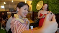 Foto: Selfie Bareng Ular & Kalajengking di Kafe Ini, Berani?