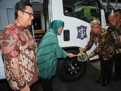 Terima Alat Berat untuk Cegah Banjir, Risma: Surabaya Seperti Nederland