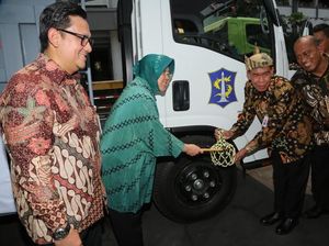 Terima Alat Berat untuk Cegah Banjir, Risma: Surabaya Seperti Nederland Terima Alat Berat untuk Cegah Banjir, Risma: Surabaya Seperti Nederland