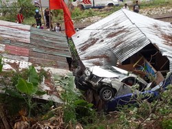 Keluar Tol, Mobil Terbang Timpa Rumah Warga di Cilegon