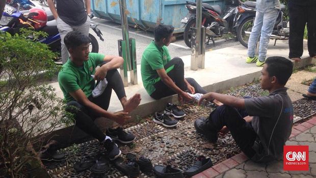Pemain-pemain Timnas Indonesia melaksanakan salat Jumat di Masjid Darul Ehsan.