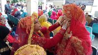 Foto: Cetar! Gaya Emak-emak dari Sulsel Dandan Saat Pulang Haji