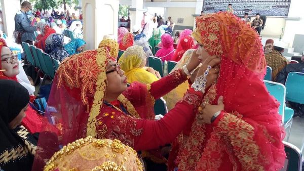 Foto: Cetar! Gaya Emak-emak dari Sulsel Dandan Saat Pulang Haji