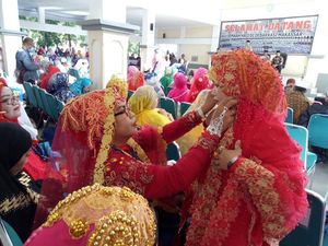 Foto: Cetar! Gaya Emak-emak dari Sulsel Dandan Saat Pulang Haji