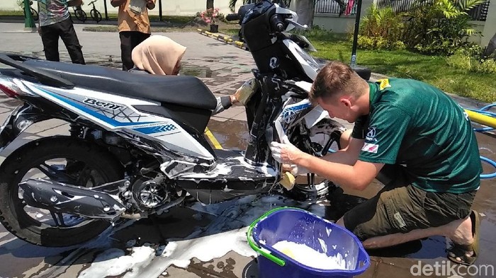 Bule Cuci Motor Gratis di Surabaya