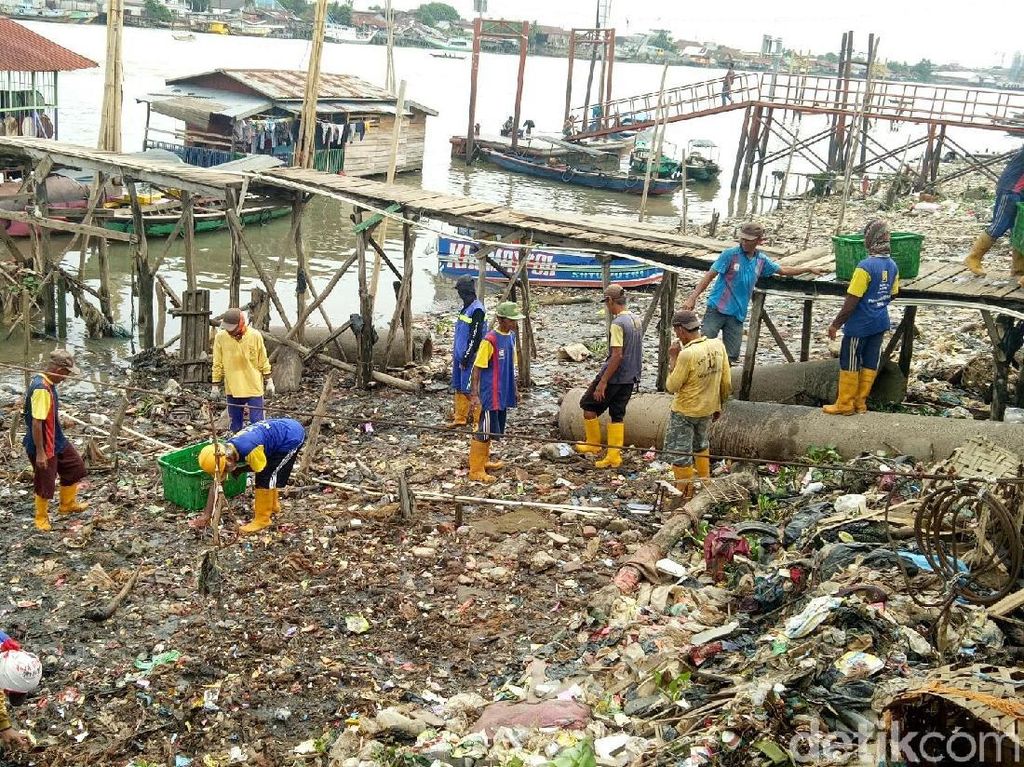 Foto: Petugas Berjibaku Angkut Tumpukan Sampah di Sungai Musi