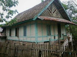 Pilu! Kisah Ibu di Sulsel, Anak Idap Autis-Tinggal di Kolong Rumah Panggung