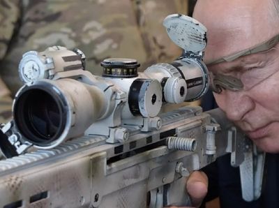Potret Presiden Vladimir Putin Pose dengan Senjata Sniper Baru