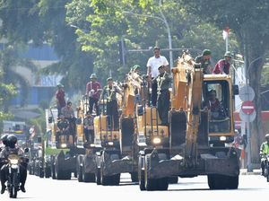 Pisah Sambut, Danrem 084/Bhaskara Jaya Diarak Backhoe