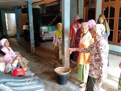 Kerabat dan Warga Jenguk Bocah MI yang Dikeroyok 6 Anjing Pemburu