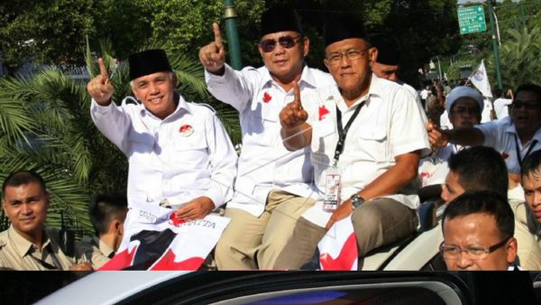 Ambil Nomor Urut, Prabowo Setia Naik Lexus di 2014 dan 2019