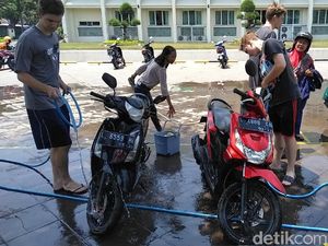 Bule-bule di Surabaya Ini Buka Cuci Motor Gratis, Mau Coba?
