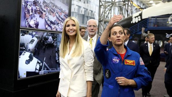 Keceriaan Ivanka Trump Saat Berkunjung ke Kantor NASA