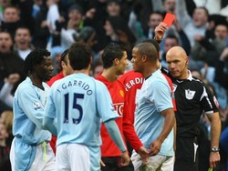 Wasit Howard Webb mengganjar Ronaldo dengan kartu kuning kedua saat MU bertemu City di musim 2008/2009. Kartu kuning kedua didapat Ronaldo setelah menyentuh bola dengan tangan dalam situasi sepak pojok. (Foto: Alex Livesey/Getty Images)