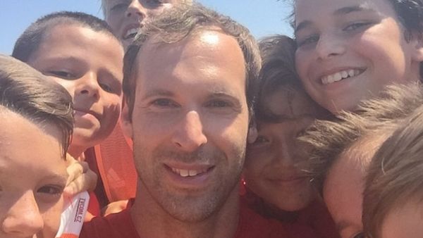 Petr Cech, Kiper Arsenal yang Akrab dengan Anak-anak